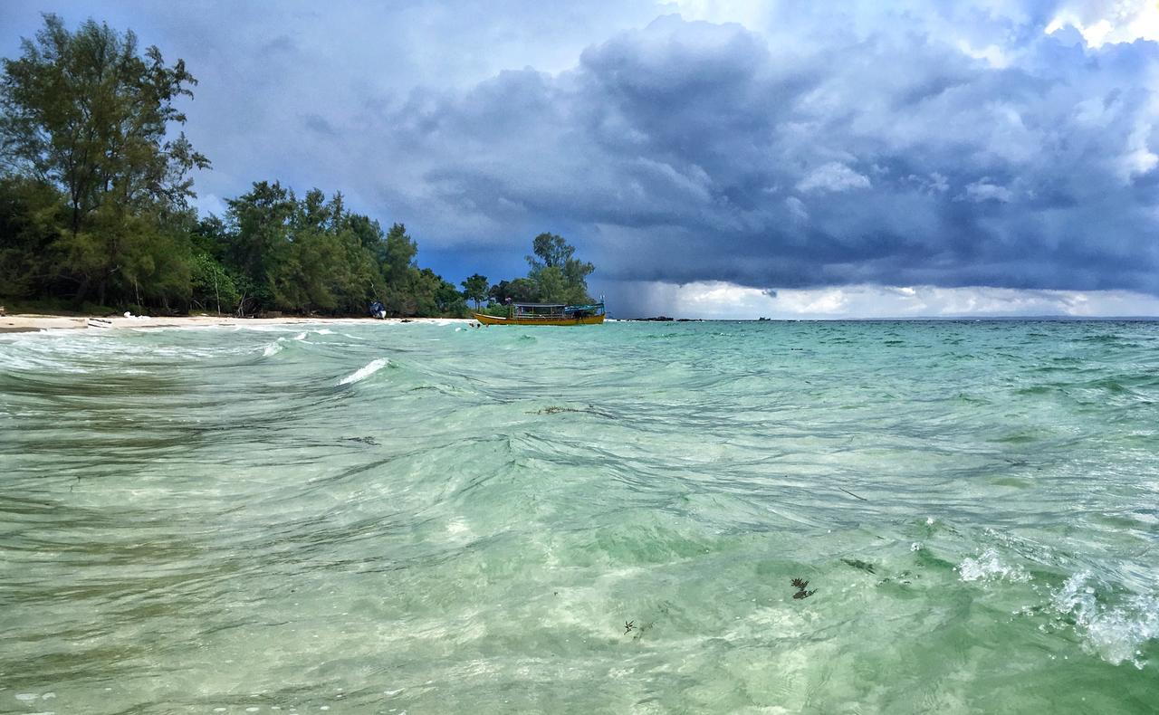 Suns Of Beaches Ostello Isola di Koh Rong Esterno foto